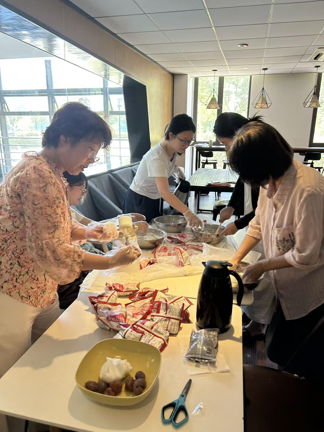 教工包月饼.jpg